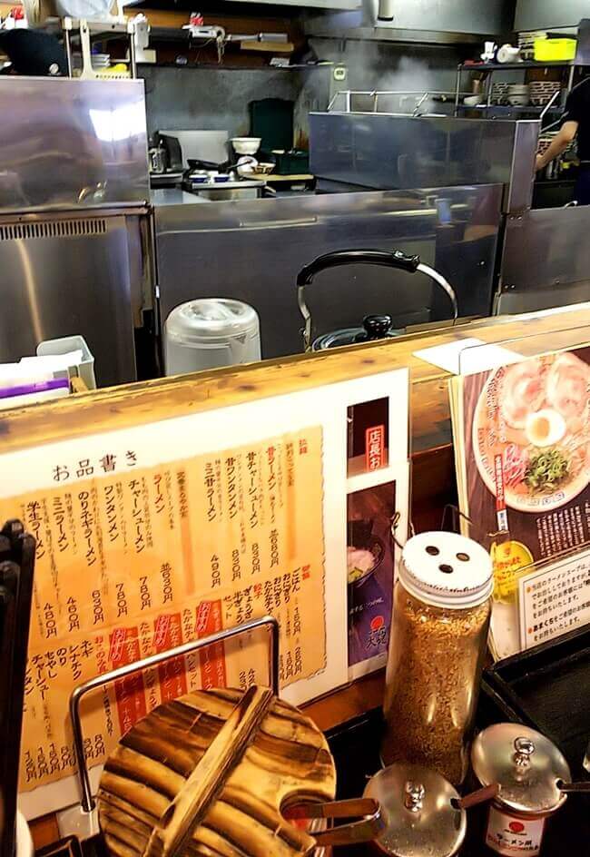 大砲ラーメン店内